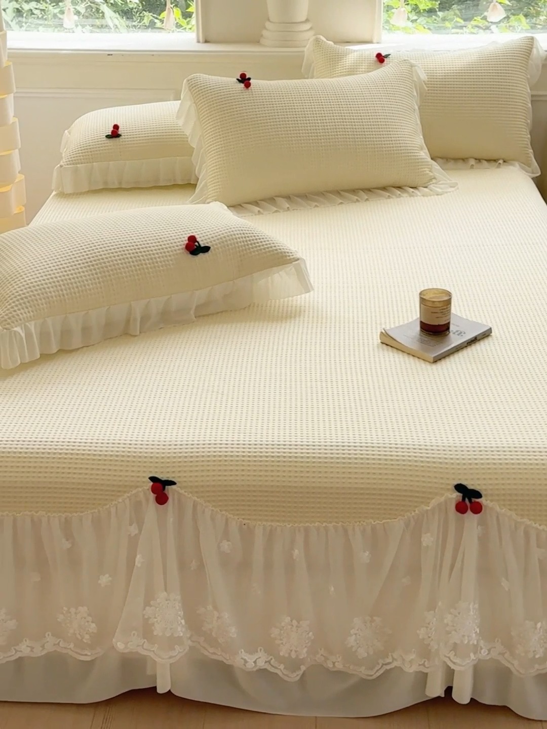 91家纺网 家纺一手货源 找家纺 漫布云2025新款PE高分子立体樱桃凉感丝花边床裙款冰豆豆凉席床盖三件套 可可-嫩黄 