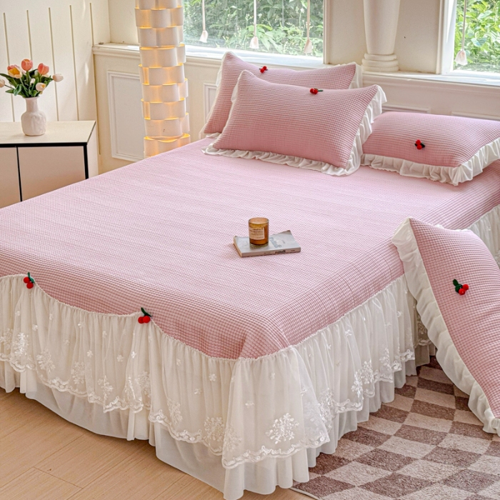 91家纺网 家纺一手货源 找家纺 漫布云2025新款PE高分子立体樱桃凉感丝花边床裙款冰豆豆凉席床盖三件套 可可-豆沙红 