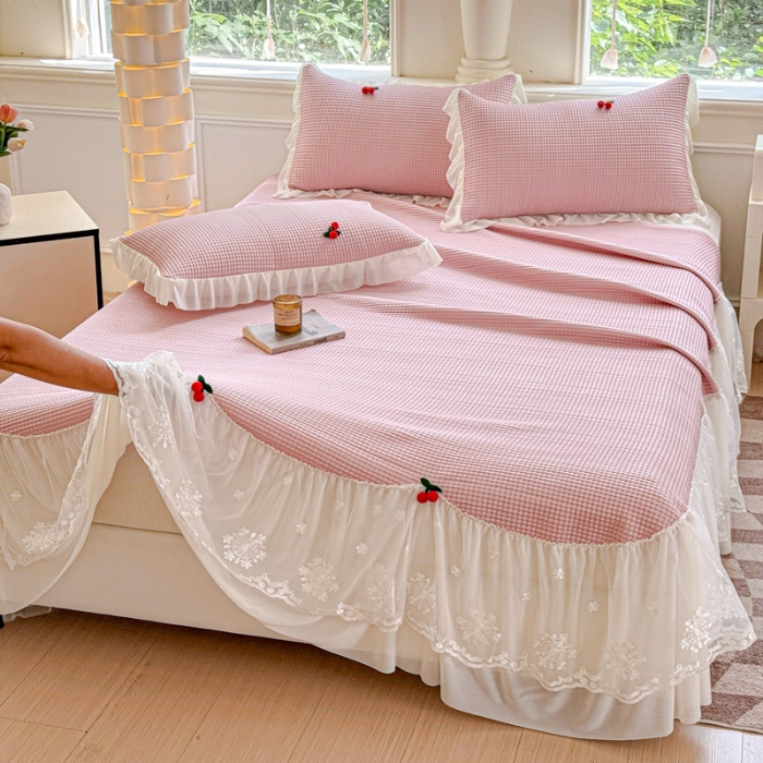 91家纺网 家纺一手货源 找家纺 漫布云2025新款PE高分子立体樱桃凉感丝花边床裙款冰豆豆凉席床盖三件套 可可-豆沙红 