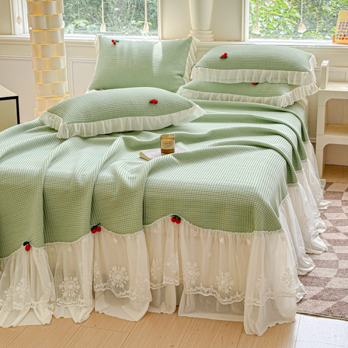 91家纺网 家纺一手货源 找家纺 漫布云2025新款PE高分子立体樱桃凉感丝花边床裙款冰豆豆凉席床盖三件套 可可-翡翠绿