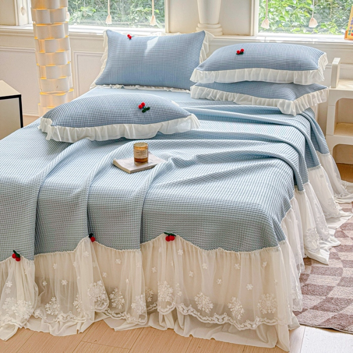 91家纺网 家纺一手货源 找家纺 漫布云2025新款PE高分子立体樱桃凉感丝花边床裙款冰豆豆凉席床盖三件套  可可-梦幻蓝 