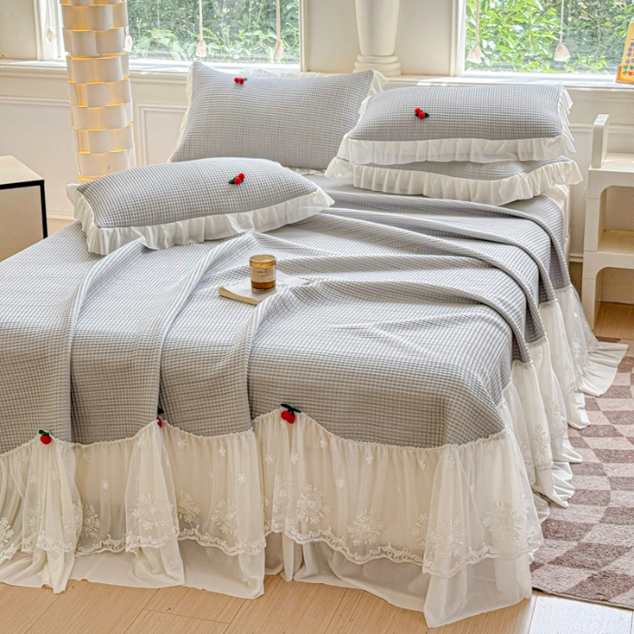 91家纺网 家纺一手货源 找家纺 漫布云2025新款PE高分子立体樱桃凉感丝花边床裙款冰豆豆凉席床盖三件套 可可-气质灰