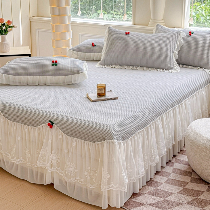 91家纺网 家纺一手货源 找家纺 漫布云2025新款PE高分子立体樱桃凉感丝花边床裙款冰豆豆凉席床盖三件套 可可-气质灰