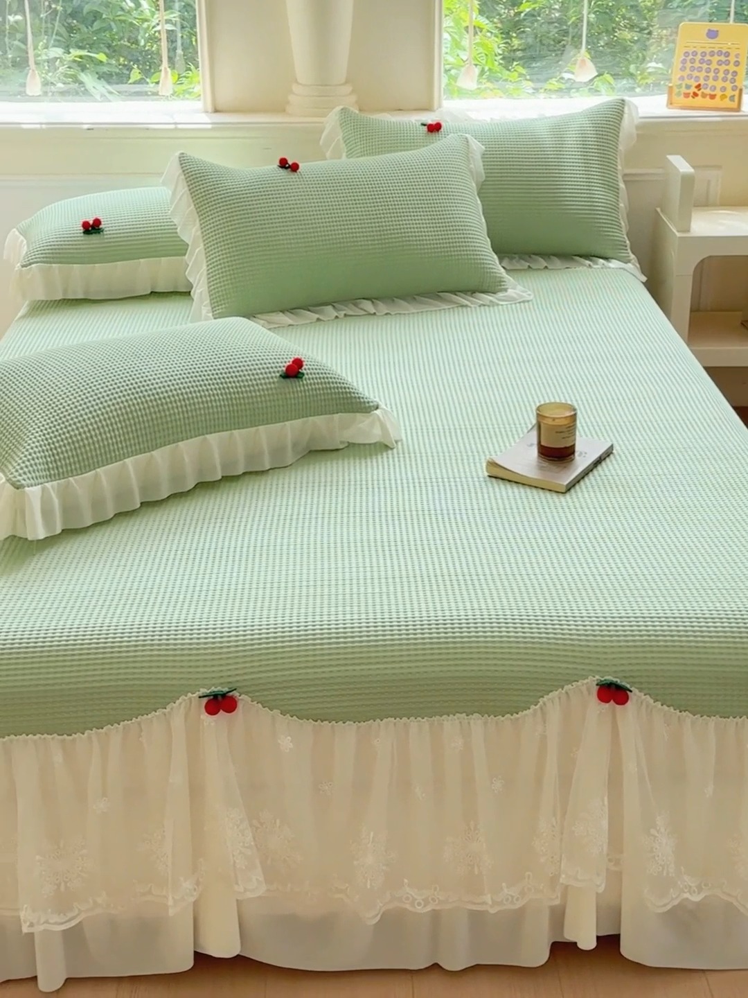 91家纺网 家纺一手货源 找家纺 漫布云2025新款PE高分子立体樱桃凉感丝花边床裙款冰豆豆凉席床盖三件套 可可-翡翠绿