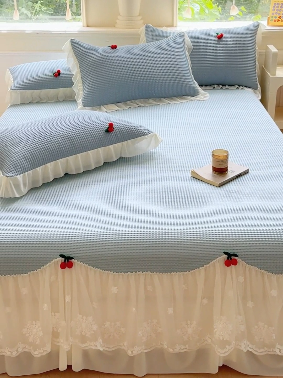 91家纺网 家纺一手货源 找家纺 漫布云2025新款PE高分子立体樱桃凉感丝花边床裙款冰豆豆凉席床盖三件套  可可-梦幻蓝 