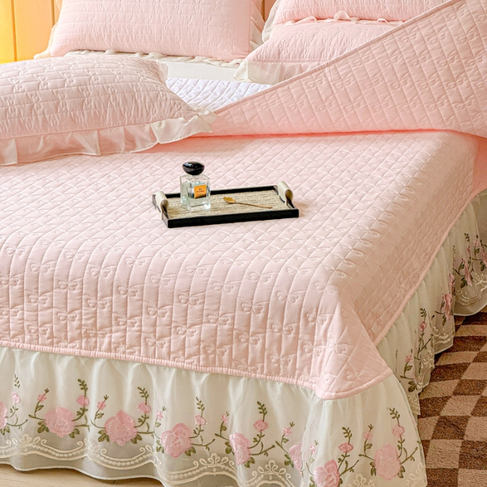 91家纺网 家纺一手货源 找家纺 （总）苏米娜2025春夏韩版公主风水洗棉蕾丝床盖款夏被四件套法式蕾丝花边床裙款四件套