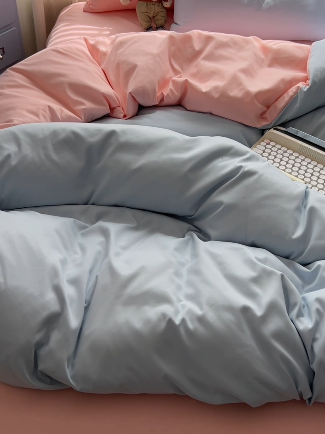 91家纺网 家纺一手货源 找家纺 （总）（有买家秀）2025新款大眼睛毛巾绣水洗棉纯色双拼四件套简约高级治愈风超柔舒适床上用品