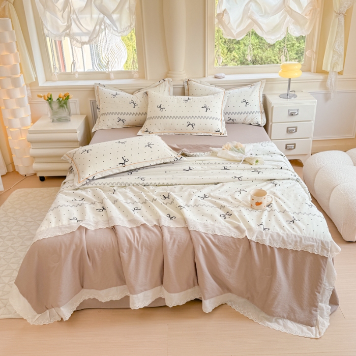 91家纺网 家纺一手货源 找家纺 （总）【苏东来】2025小清新韩版印花蕾丝花边皱皱棉工艺款拼接单夏被四件套韩式赫本碎花荷叶边夏凉被子空调被双人春秋被可水洗