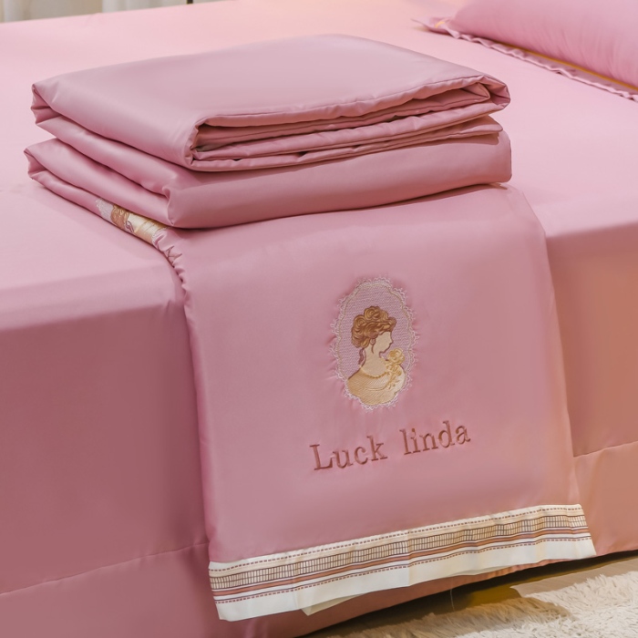 91家纺网 家纺一手货源 找家纺 （总）【苏东来】2025轻奢宽边居里夫人水洗真丝刺绣夏被四件套四件套纯色冰丝天丝刺绣夏凉被空调被双人春秋被