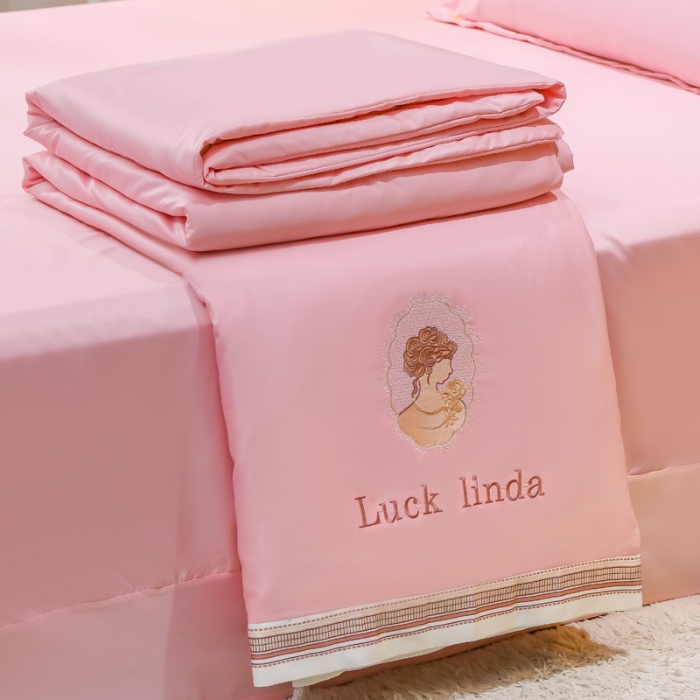 91家纺网 家纺一手货源 找家纺 （总）【苏东来】2025轻奢宽边居里夫人水洗真丝刺绣夏被四件套四件套纯色冰丝天丝刺绣夏凉被空调被双人春秋被