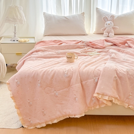 91家纺网 家纺一手货源 找家纺 （总）【苏东来】2025高端韩版皱皱花边母婴级印花全棉双层纱夏被清新公主风法式蕾丝花边纯棉双层纱夏凉被空调被春秋被