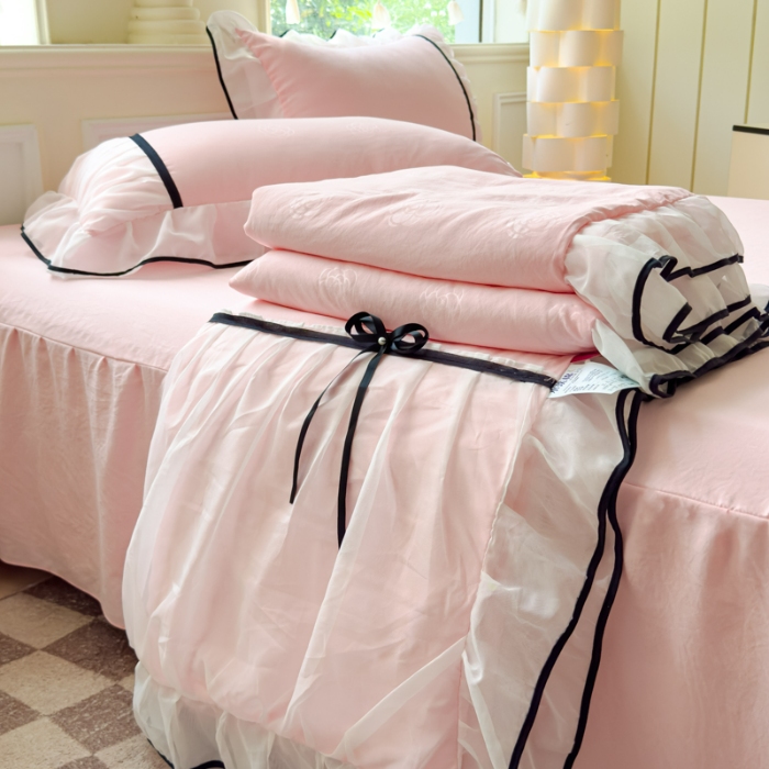 91家纺网 家纺一手货源 找家纺 苏米娜2025春夏韩版公主风小香风公主风水洗棉工艺款四件套法式蕾丝花边床裙款四件套   小香—樱花粉