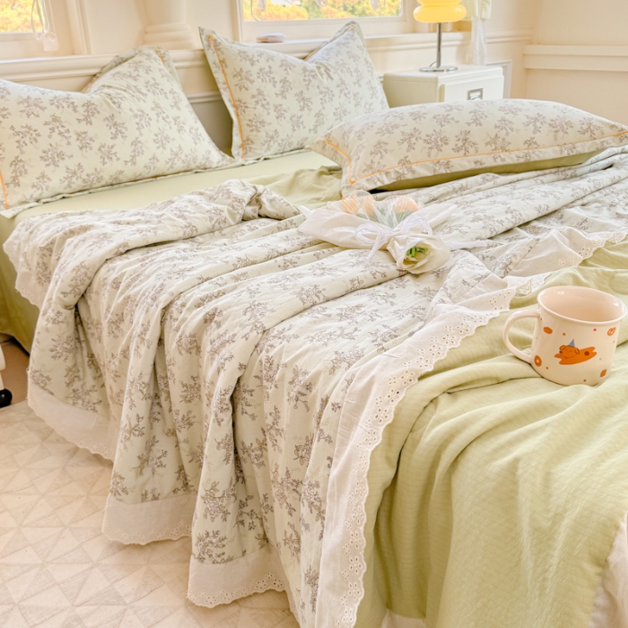 91家纺网 家纺一手货源 找家纺 （总）【苏东来】2025小清新韩版印花蕾丝花边皱皱棉工艺款拼接单夏被四件套韩式赫本碎花荷叶边夏凉被子空调被双人春秋被可水洗