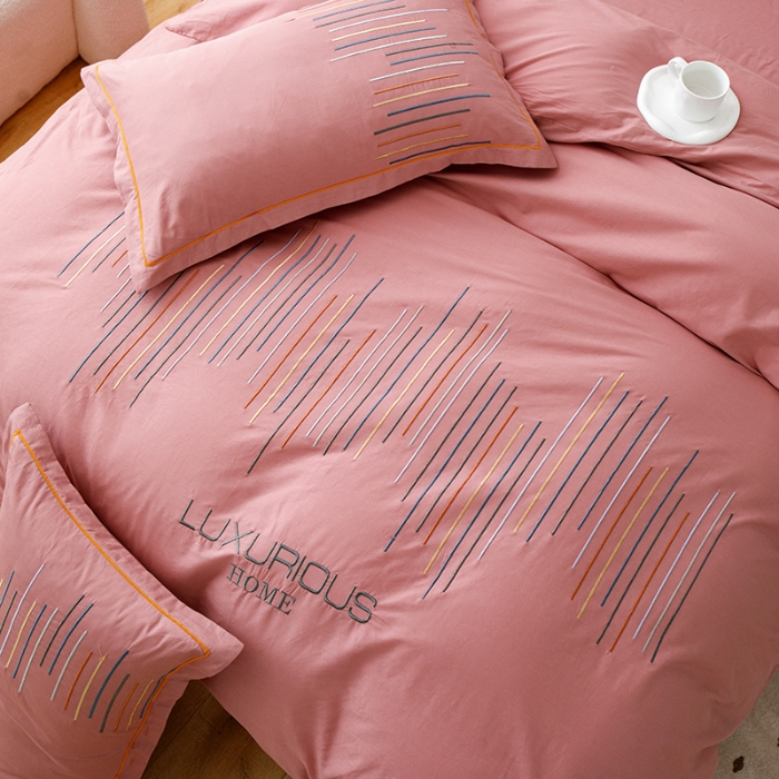 91家纺网 家纺一手货源 找家纺 2025年高端轻奢刺绣款全棉长绒棉四件套简约纯色素色纯棉刺绣花四件套件床单 豆沙红