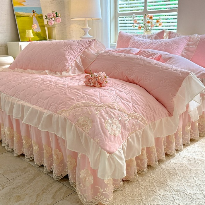 91家纺网 家纺一手货源 找家纺 漫布云家纺2026春夏韩版法式公主风水洗棉床盖款多功能被套 夏被床盖四件套多功能二合一水洗棉夹泡泡棉小竺棉棉床裙款 香榭丽-樱花粉