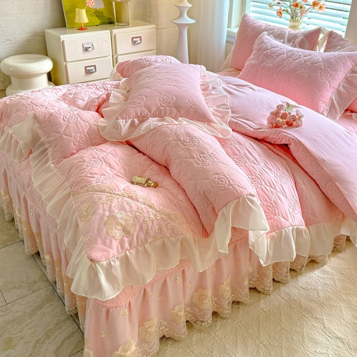 91家纺网 家纺一手货源 找家纺 漫布云家纺2026春夏韩版法式公主风水洗棉床盖款多功能被套 夏被床盖四件套多功能二合一水洗棉夹泡泡棉小竺棉棉床裙款 香榭丽-樱花粉