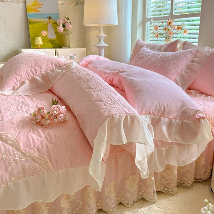 91家纺网 家纺一手货源 找家纺 漫布云家纺2026春夏韩版法式公主风水洗棉床盖款多功能被套 夏被床盖四件套多功能二合一水洗棉夹泡泡棉小竺棉棉床裙款 香榭丽-樱花粉