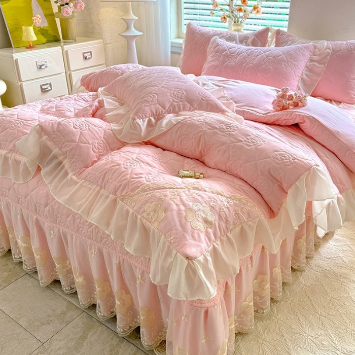 91家纺网 家纺一手货源 找家纺 漫布云家纺2026春夏韩版法式公主风水洗棉床盖款多功能被套 夏被床盖四件套多功能二合一水洗棉夹泡泡棉小竺棉棉床裙款 香榭丽-樱花粉