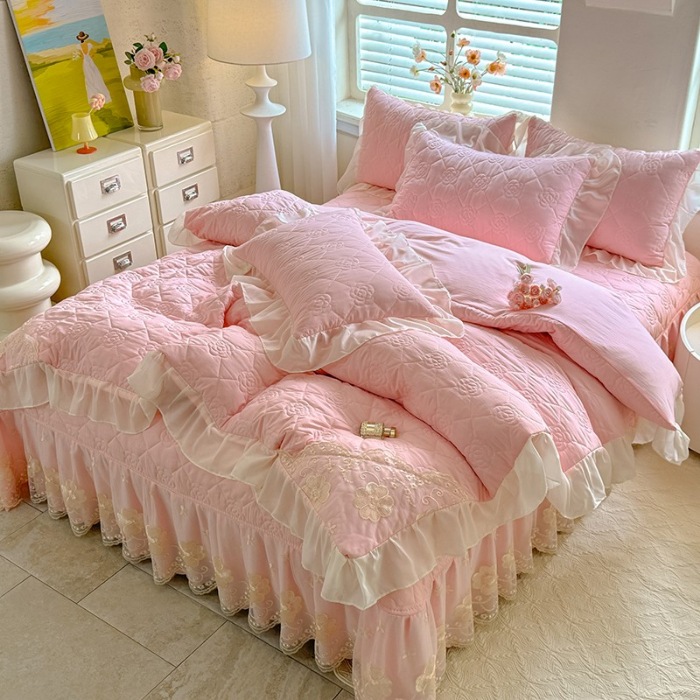 91家纺网 家纺一手货源 找家纺 漫布云家纺2026春夏韩版法式公主风水洗棉床盖款多功能被套 夏被床盖四件套多功能二合一水洗棉夹泡泡棉小竺棉棉床裙款 香榭丽-樱花粉