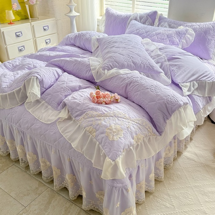 91家纺网 家纺一手货源 找家纺 漫布云家纺2026春夏韩版法式公主风水洗棉床盖款多功能被套 夏被床盖四件套多功能二合一水洗棉夹泡泡棉小竺棉棉床裙款 香榭丽-梦幻紫