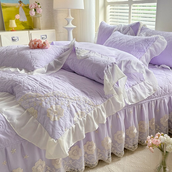 91家纺网 家纺一手货源 找家纺 漫布云家纺2026春夏韩版法式公主风水洗棉床盖款多功能被套 夏被床盖四件套多功能二合一水洗棉夹泡泡棉小竺棉棉床裙款 香榭丽-梦幻紫