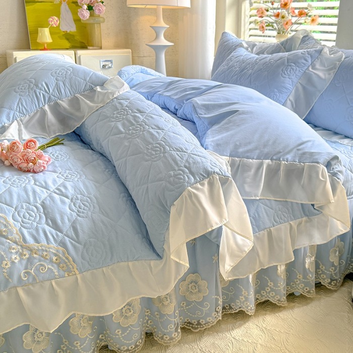 91家纺网 家纺一手货源 找家纺 漫布云家纺2026春夏韩版法式公主风水洗棉床盖款多功能被套 夏被床盖四件套多功能二合一水洗棉夹泡泡棉小竺棉棉床裙款 香榭丽-婴儿蓝