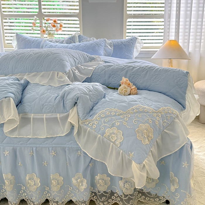 91家纺网 家纺一手货源 找家纺 漫布云家纺2026春夏韩版法式公主风水洗棉床盖款多功能被套 夏被床盖四件套多功能二合一水洗棉夹泡泡棉小竺棉棉床裙款 香榭丽-婴儿蓝