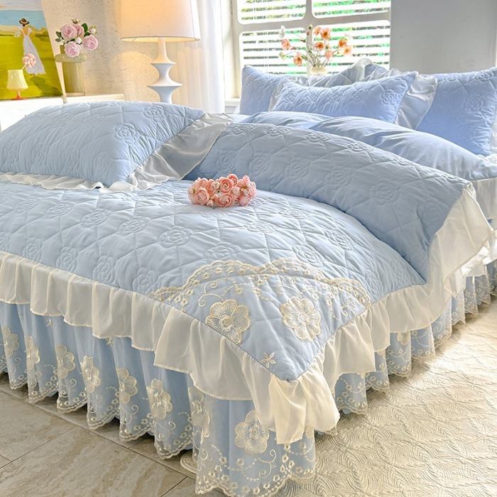 91家纺网 家纺一手货源 找家纺 漫布云家纺2026春夏韩版法式公主风水洗棉床盖款多功能被套 夏被床盖四件套多功能二合一水洗棉夹泡泡棉小竺棉棉床裙款 香榭丽-婴儿蓝