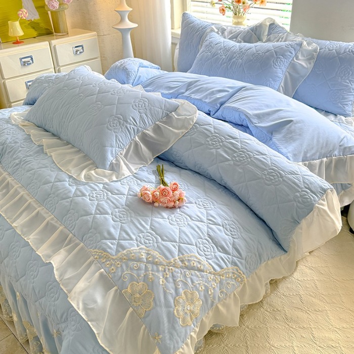 91家纺网 家纺一手货源 找家纺 漫布云家纺2026春夏韩版法式公主风水洗棉床盖款多功能被套 夏被床盖四件套多功能二合一水洗棉夹泡泡棉小竺棉棉床裙款 香榭丽-婴儿蓝