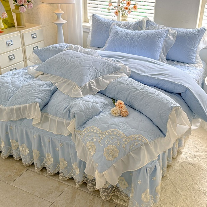 91家纺网 家纺一手货源 找家纺 漫布云家纺2026春夏韩版法式公主风水洗棉床盖款多功能被套 夏被床盖四件套多功能二合一水洗棉夹泡泡棉小竺棉棉床裙款 香榭丽-婴儿蓝