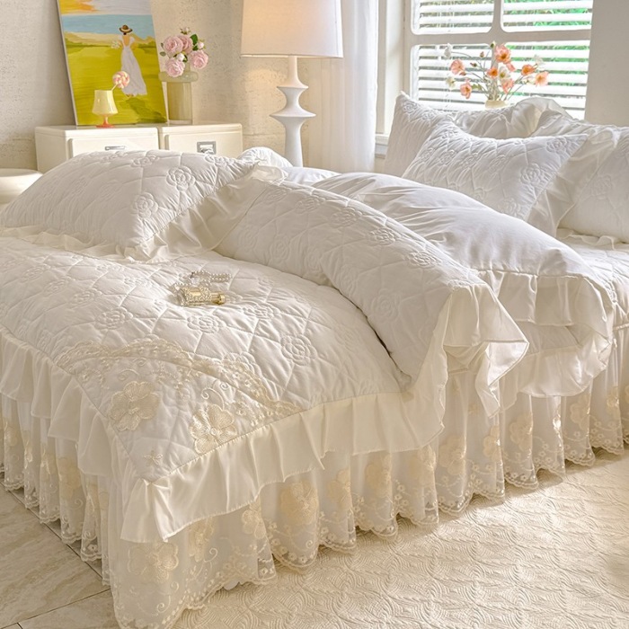 91家纺网 家纺一手货源 找家纺 漫布云家纺2026春夏韩版法式公主风水洗棉床盖款多功能被套 夏被床盖四件套多功能二合一水洗棉夹泡泡棉小竺棉棉床裙款 香榭丽-奶昔白