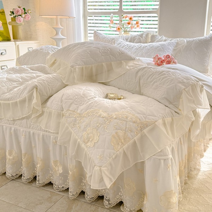 91家纺网 家纺一手货源 找家纺 漫布云家纺2026春夏韩版法式公主风水洗棉床盖款多功能被套 夏被床盖四件套多功能二合一水洗棉夹泡泡棉小竺棉棉床裙款 香榭丽-奶昔白