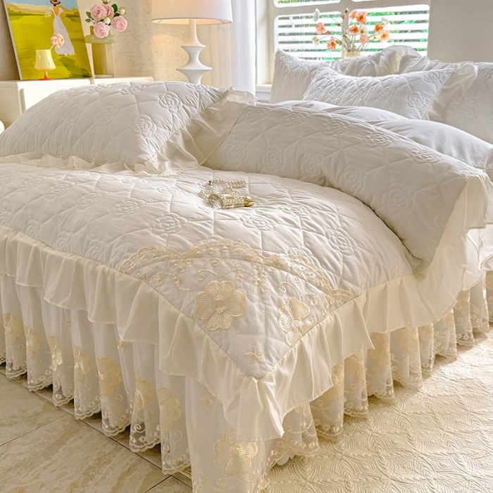 91家纺网 家纺一手货源 找家纺 漫布云家纺2026春夏韩版法式公主风水洗棉床盖款多功能被套 夏被床盖四件套多功能二合一水洗棉夹泡泡棉小竺棉棉床裙款 香榭丽-奶昔白