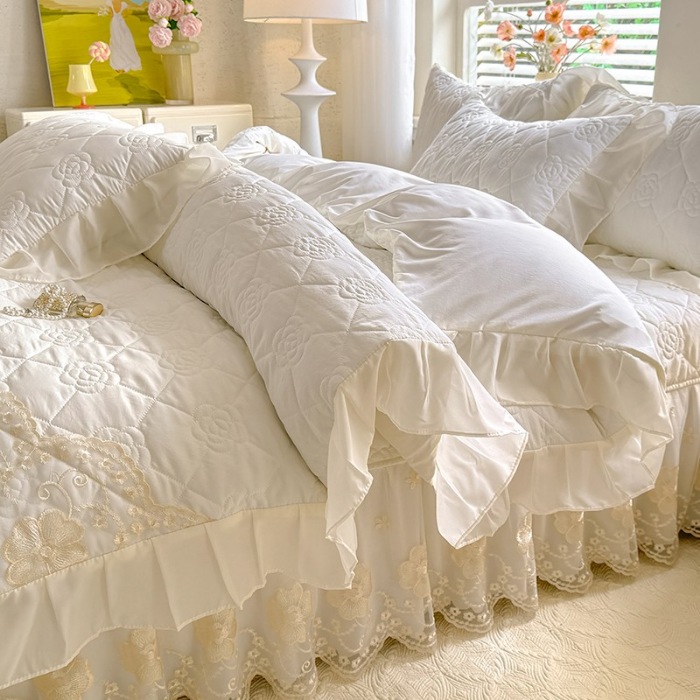 91家纺网 家纺一手货源 找家纺 漫布云家纺2026春夏韩版法式公主风水洗棉床盖款多功能被套 夏被床盖四件套多功能二合一水洗棉夹泡泡棉小竺棉棉床裙款 香榭丽-奶昔白