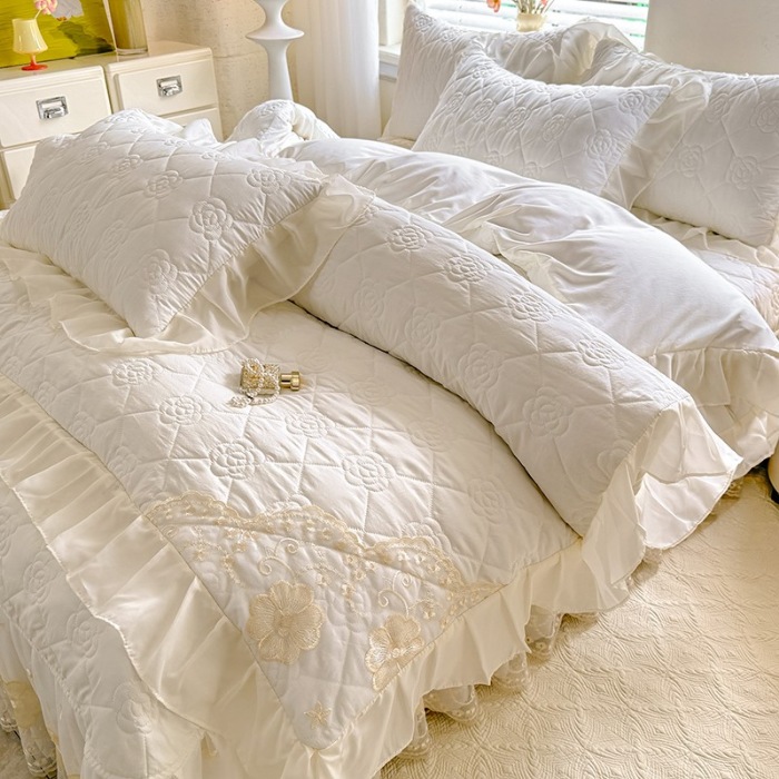 91家纺网 家纺一手货源 找家纺 漫布云家纺2026春夏韩版法式公主风水洗棉床盖款多功能被套 夏被床盖四件套多功能二合一水洗棉夹泡泡棉小竺棉棉床裙款 香榭丽-奶昔白