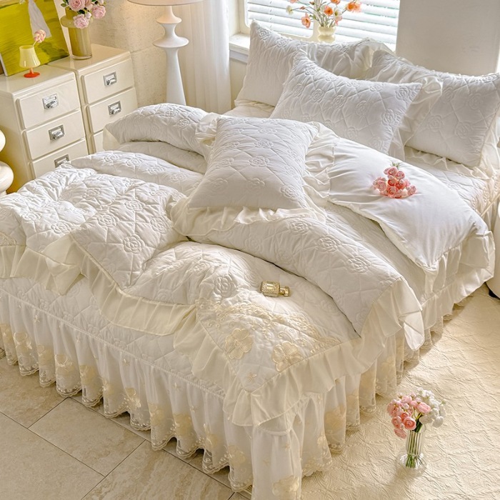 91家纺网 家纺一手货源 找家纺 漫布云家纺2026春夏韩版法式公主风水洗棉床盖款多功能被套 夏被床盖四件套多功能二合一水洗棉夹泡泡棉小竺棉棉床裙款 香榭丽-奶昔白