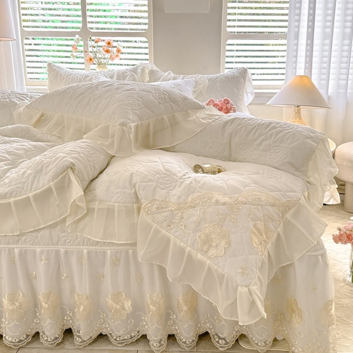 91家纺网 家纺一手货源 找家纺 漫布云家纺2026春夏韩版法式公主风水洗棉床盖款多功能被套 夏被床盖四件套多功能二合一水洗棉夹泡泡棉小竺棉棉床裙款 香榭丽-奶昔白