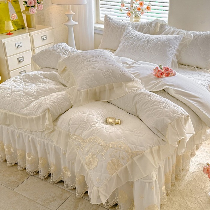 91家纺网 家纺一手货源 找家纺 漫布云家纺2026春夏韩版法式公主风水洗棉床盖款多功能被套 夏被床盖四件套多功能二合一水洗棉夹泡泡棉小竺棉棉床裙款 香榭丽-奶昔白