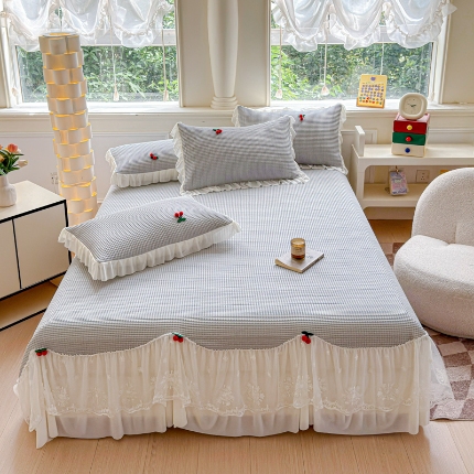 91家纺网 家纺一手货源 找家纺 （总）漫布云2025新款PE高分子立体樱桃凉感丝花边床裙款冰豆豆凉席床盖三件套