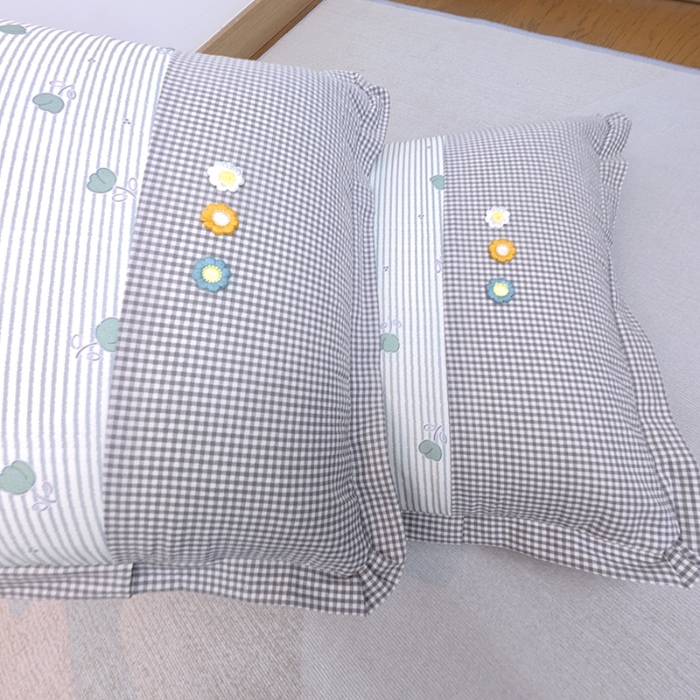 91家纺网 家纺一手货源 找家纺 40×60cm枕头纯棉儿童枕学生枕单只多层结构夹棉款全棉三花款拉链枕 小花束