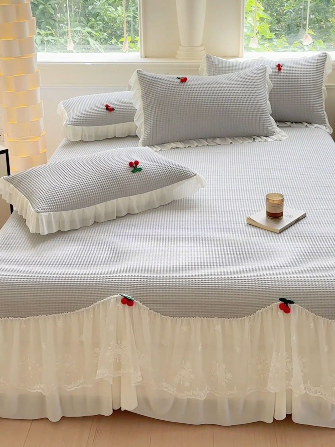 91家纺网 家纺一手货源 找家纺 漫布云2025新款PE高分子立体樱桃凉感丝花边床裙款冰豆豆凉席床盖三件套 可可-气质灰