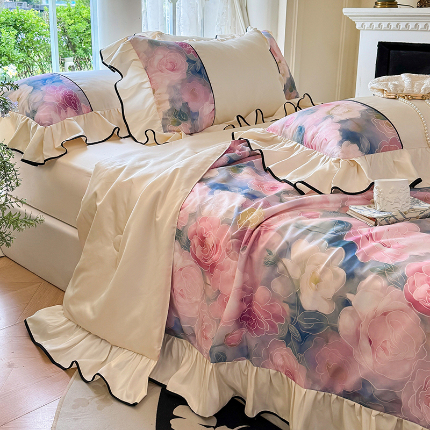 91家纺网 家纺一手货源 找家纺 （总）宅家居 2025新款水光冰丝法式拼接数码印花奶油韩式花边款夏被四件套