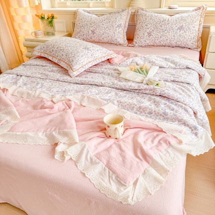 91家纺网 家纺一手货源 找家纺 （总）【苏东来】2025小清新韩版印花蕾丝花边皱皱棉工艺款拼接单夏被四件套韩式赫本碎花荷叶边夏凉被子空调被双人春秋被可水洗