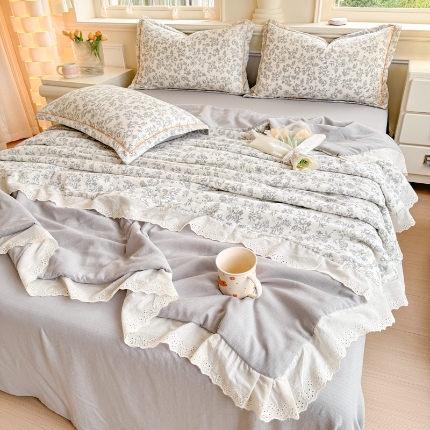 91家纺网 家纺一手货源 找家纺 （总）【苏东来】2025小清新韩版印花蕾丝花边皱皱棉工艺款拼接单夏被四件套韩式赫本碎花荷叶边夏凉被子空调被双人春秋被可水洗