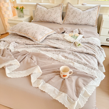 91家纺网 家纺一手货源 找家纺 （总）【苏东来】2025小清新韩版印花蕾丝花边皱皱棉工艺款拼接单夏被四件套韩式赫本碎花荷叶边夏凉被子空调被双人春秋被可水洗