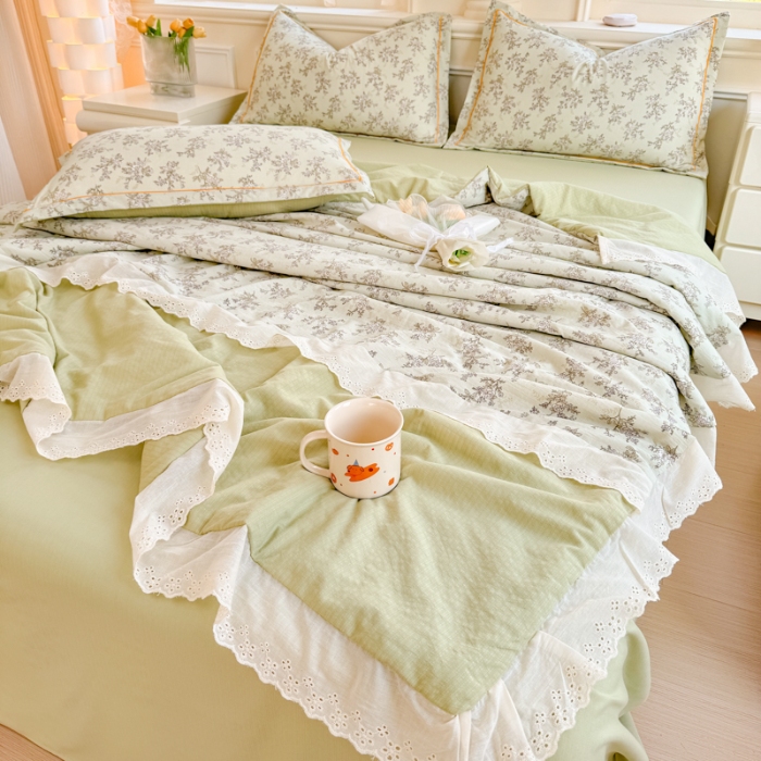 91家纺网 家纺一手货源 找家纺 （总）【苏东来】2025小清新韩版印花蕾丝花边皱皱棉工艺款拼接单夏被四件套韩式赫本碎花荷叶边夏凉被子空调被双人春秋被可水洗
