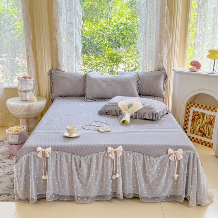 91家纺网 家纺一手货源 找家纺 【苏东来】2025高端法式韩版公主花边PE高分子复合软凉席床裙款三件套纯色蕾丝花边豆豆床裙床单床盖冰丝凉席子三件套件 小确幸灰