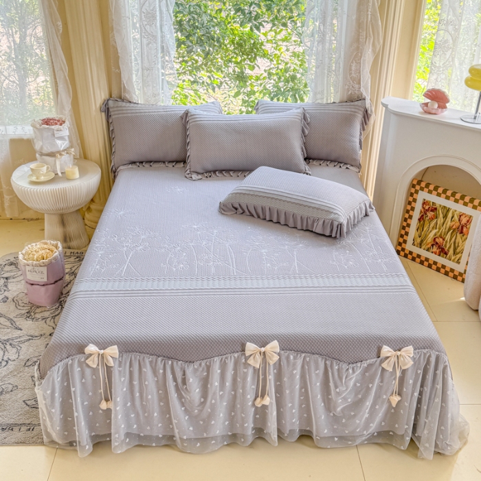 91家纺网 家纺一手货源 找家纺 【苏东来】2025高端法式韩版公主花边PE高分子复合软凉席床裙款三件套纯色蕾丝花边豆豆床裙床单床盖冰丝凉席子三件套件 小确幸灰