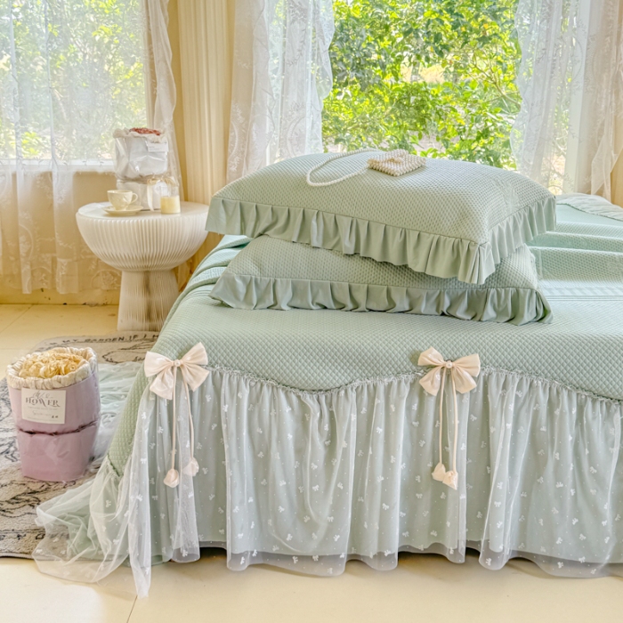 91家纺网 家纺一手货源 找家纺 【苏东来】2025高端法式韩版公主花边PE高分子复合软凉席床裙款三件套纯色蕾丝花边豆豆床裙床单床盖冰丝凉席子三件套件 小确幸浅绿