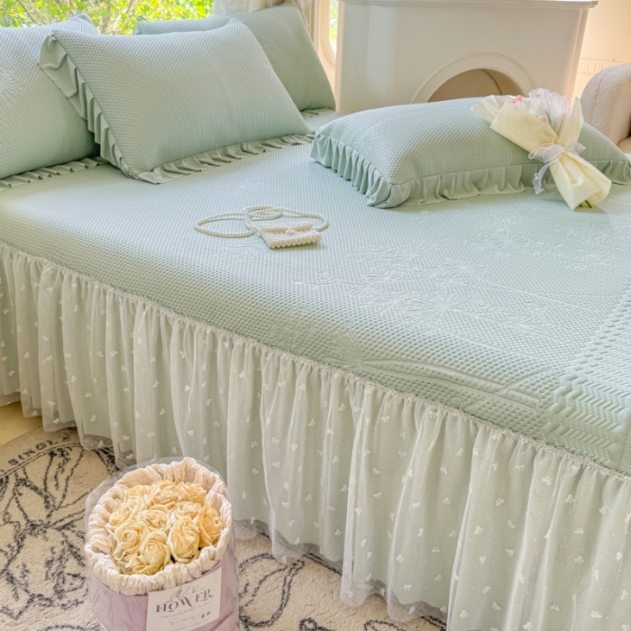 91家纺网 家纺一手货源 找家纺 【苏东来】2025高端法式韩版公主花边PE高分子复合软凉席床裙款三件套纯色蕾丝花边豆豆床裙床单床盖冰丝凉席子三件套件 小确幸浅绿